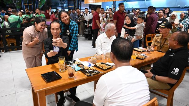 Presiden Joko Widodo (Jokowi) santap makan malam di Mie Gacoan Kota Mataram, NTB