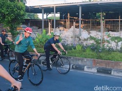 Momen Jokowi Bersepeda Keliling Mataram