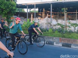 Momen Jokowi Bersepeda Keliling Mataram Momen Jokowi Bersepeda Keliling Mataram