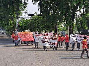 Hari Buruh, Puluhan Karyawan Shell di Medan Demo Tuntut Kepastian Pesangon Hari Buruh, Puluhan Karyawan Shell di Medan Demo Tuntut Kepastian Pesangon