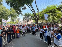 Dikawal Ratusan Polisi, Buruh Mojokerto Bawa 3 Tuntutan ke Surabaya