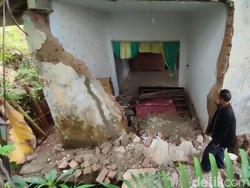 Rumah Rusak gegara Pergerakan Tanah, 13 Keluarga di Ciamis Mengungsi