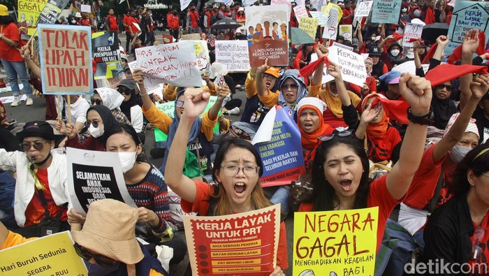 Suara Perempuan Menggema Pada Aksi May Day di Patung Kuda Ratusan buruh wanita ikut berdemo di perayaan Hari Buruh di Patung Kuda, Jakarta. Sejumlah gunjingan mereka suarakan sejarah Hari Buruh