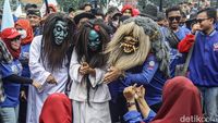Topeng, Badut hingga Teatrikal Ramaikan Aksi Hari Buruh