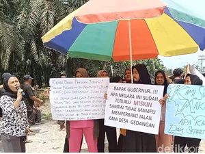 Emak-emak di Asahan Blokir Jalan, Protes Jalan Rusak dan Berdebu