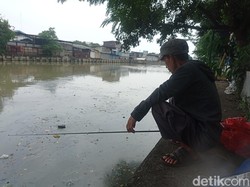 Mancing Malah Dapat Kondom, Asep Resah Soal Prostitusi di RTH Tubagus Angke