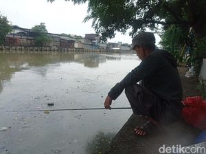 Mancing Malah Dapat Kondom, Asep Resah Soal Prostitusi di RTH Tubagus Angke Mancing Malah Dapat Kondom, Asep Resah Soal Prostitusi di RTH Tubagus Angke