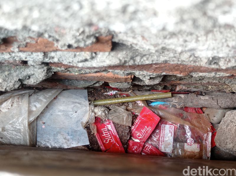 Asep mancing di kali dekat RTH Tubagus Angke, Jakarta Barat, pernah dapat kondom. (Taufiq Syarifudin/detikcom)