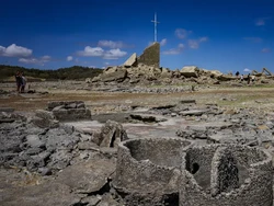 Cuaca Terik Bikin Bendungan Filipina Kering, Pemukiman 300 Tahun Bermunculan
