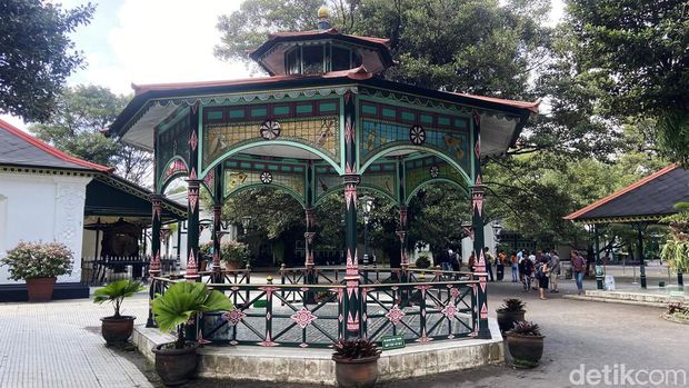 Tahukah traveler ada yang unik jika berkunjung ke Keraton Ngayogyakarta Hadiningrat. Setiap pengunjung yang datang akan diperlakukan selayaknya tamu raja.