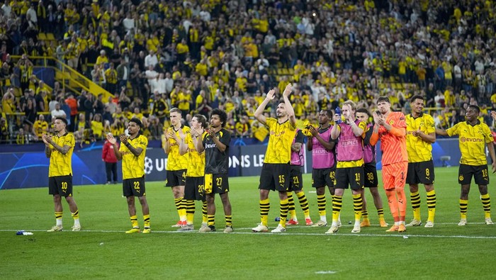 Dortmunds players greet fans after the Champions League semifinal first leg soccer match between Borussia Dortmund and Paris Saint-Germain at the Signal-Iduna Park in Dortmund, Germany, Wednesday, May 1, 2024. (AP Photo/Martin Meissner)