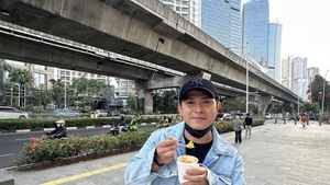 Serunya Cakra Khan saat Jajan Jasuke dan Es Krim di Pinggir Jalan