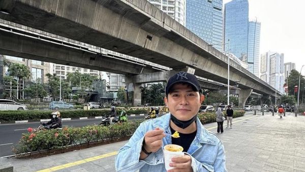 Serunya Cakra Khan saat Jajan Jasuke dan Es Krim di Pinggir Jalan