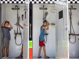 Anak-anak di Filipina Sibuk Dinginkan Diri di Tengah Panas Ekstrem