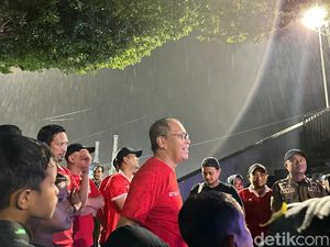 Walkot Makassar Nobar Irak Vs Indonesia di Anjungan Losari Meski Hujan