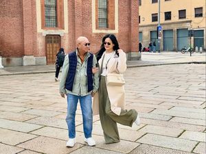 Nggak Penasaran Lagi! 10 Pose Donna Harun Lengket dengan Suami