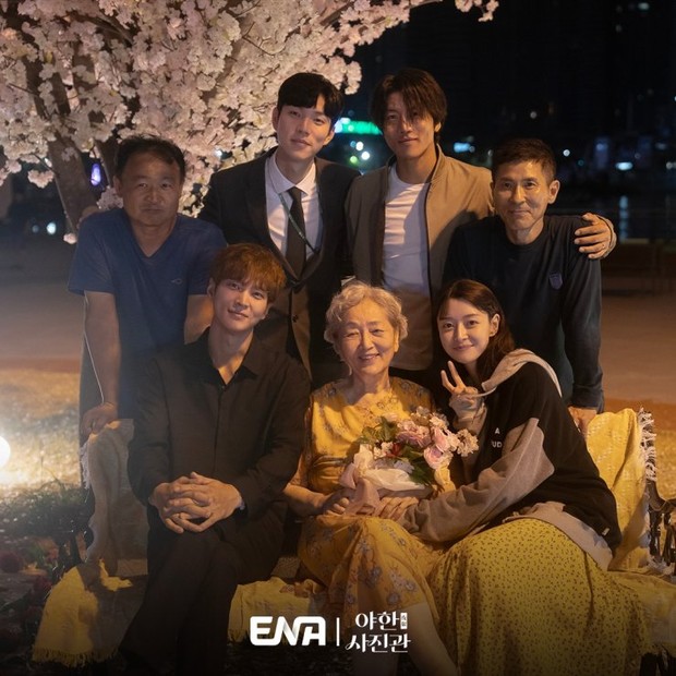 Drama yang bertabur bintang/ foto: www.hancinema.com The Midnight Studio