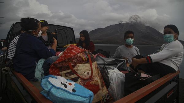 Evakuasi Pengungsi Gunung Ruang Terus Berlanjut