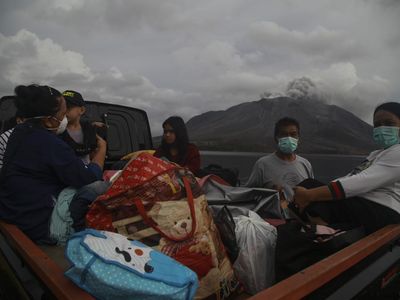 Evakuasi Pengungsi Gunung Ruang Terus Berlanjut