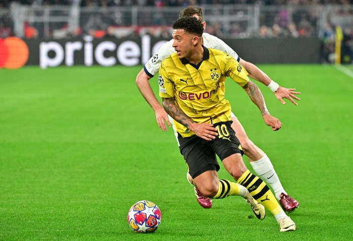 DORTMUND, GERMANY - MAY 1: Jadon Sancho of Dortmund dribbles the ball against Fabián Ruiz of PSG during the UEFA Champions League semi-final first-leg match between Borussia Dortmund and Paris Saint-Germain at Signal Iduna Park on May 01, 2024 in Dortmund, Germany. (Photo by Christian Liewig - Corbis/Getty Images)
