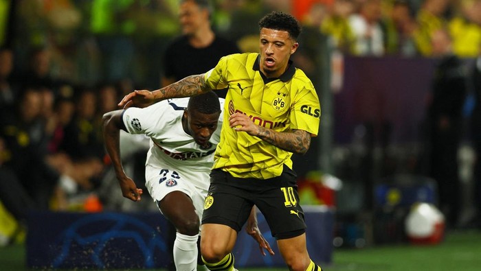 Soccer Football - Champions League - Semi Final - First Leg - Borussia Dortmund v Paris St Germain - Signal Iduna Park, Dortmund, Germany - May 1, 2024 Paris St Germains Nuno Mendes in action with Borussia Dortmunds Jadon Sancho REUTERS/Thilo Schmuelgen