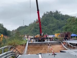 Jalan di China Runtuh: 23 Kendaraan Jatuh, 36 Orang Tewas Jalan di China Runtuh: 23 Kendaraan Jatuh, 36 Orang Tewas