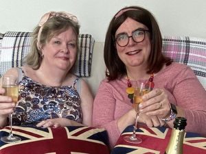 Berubah Jadi Transgender, Pria Ini Pertahankan Pernikahan dengan Istrinya