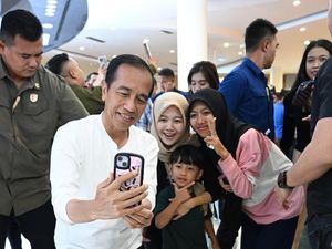 Kala Jokowi Jadi Sasaran Swafoto Warga saat Berkunjung ke Mal di Mataram