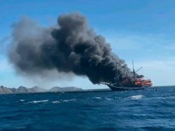 Angkut 26 Turis ke Pulau Komodo, Kapal Pinisi Terbakar
