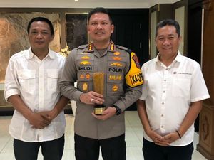 Kapolresta Malang Kota Dianugerahi Rastra Sewakottama Award PWI Jatim Kapolresta Malang Kota Dianugerahi Rastra Sewakottama Award PWI Jatim