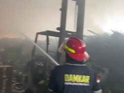 Gudang Besi di Jakenan Pati Kebakaran, 5 Mobil Damkar Diterjunkan