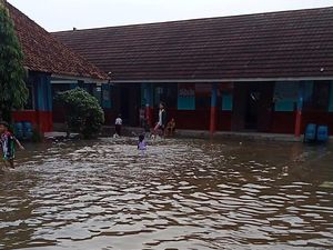 SDN 1 Cibeureum di Lebak Banten Terendam Banjir, Siswa Girang Bermain Air