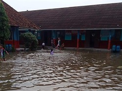 SDN 1 Cibeureum di Lebak Banten Terendam Banjir, Siswa Girang Bermain Air