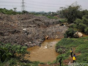 Melihat Penyempitan Sungai Akibat Sampah yang Bikin Banjir Cipayung Depok