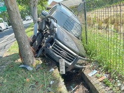 Lagi, Sopir Mengantuk hingga Mobil Tabrak Pohon di Jalan Denpasar-Gilimanuk