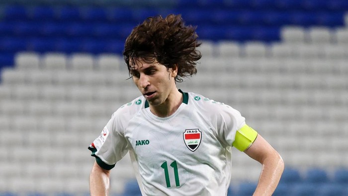 AL WAKRAH, QATAR - APRIL 26: Muntadher Mohammed Maslookhi #11 of Iraq controls the ball during the AFC U23 Asian Cup Quarter Final match between Iraq and Vietnam at Al Janoub Stadium on April 26, 2024 in Al Wakrah, Qatar.  (Photo by Zhizhao Wu/Getty Images)
