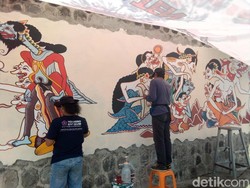 Keren! Mural Wayang Beber 50 Meter Hiasi Stadion 1945 Karanganyar