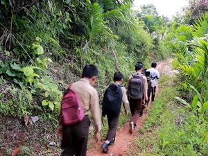 Cerita Murid SD di Lampung Harus Naik Bukit Demi Sinyal Internet untuk Belajar