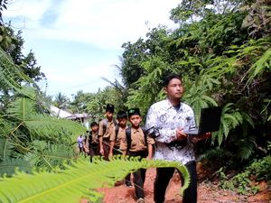 Potret Pendidikan di Pesisir Barat Lampung, Harus Naik Bukit demi Internet