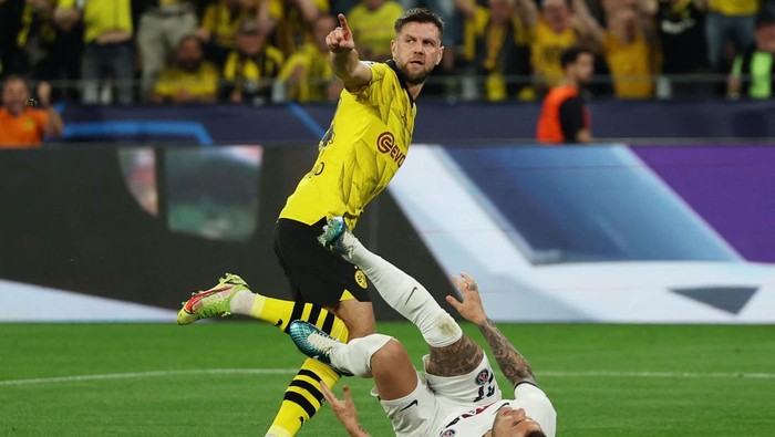 Soccer Football - Champions League - Semi Final - First Leg - Borussia Dortmund v Paris St Germain - Signal Iduna Park, Dortmund, Germany - May 1, 2024 Borussia Dortmunds Niclas Fullkrug celebrates scoring their first goal REUTERS/Thilo Schmuelgen