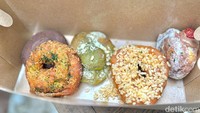 7 Donat Lokal dengan Topping Melimpah, Pas Jadi Camilan Weekend!