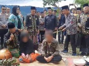 Ortu Kakak-Adik Inses di Rejang Lebong Dihukum Cambuk Ortu Kakak-Adik Inses di Rejang Lebong Dihukum Cambuk