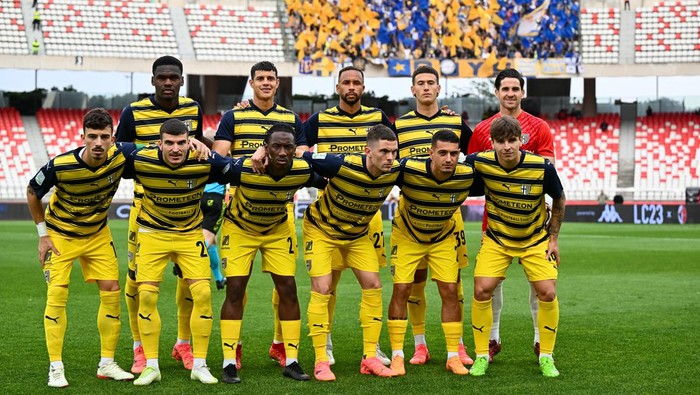 BARI, ITALY - MAY 01: Parma Calcio players pose for a team photo during Serie B match between Bari and Parma at Stadio San Nicola on May 01, 2024 in Bari, Italy. (Photo by Parma Calcio 1913/Parma Calcio 1913 via Getty Images)