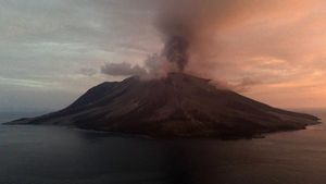 Penampakan Semburan Abu Vulkanik Gunung Ruang Saat Erupsi