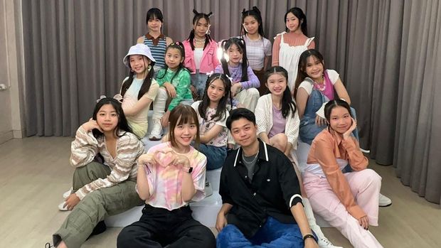 12 anak asal Jabodetabek ikut menjadi penari latar konser 2024 IU HEREH World Tour Concert in Jakarta. Belasan penari itu bergabung dengan IU setelah dipilih oleh agensi Manna Dance House & Wehustle Jakarta.