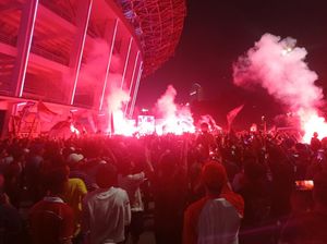 Indonesia Cetak Gol Lawan Irak, Pendukung di GBK Nyalakan Flare-Kembang Api