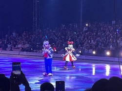 Cari Ide Wekeend Ngapain? Nonton Karakter Disney Seluncur di Es Yuk