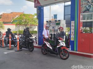 Peringati Hardiknas, Petugas SPBU di Sukoharjo Pakai Seragam SD