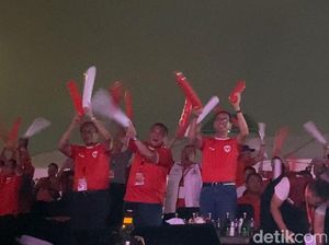 Pakai Jersey Timnas, Heru Budi Nobar Indonesia vs Irak di Monas Pakai Jersey Timnas, Heru Budi Nobar Indonesia vs Irak di Monas
