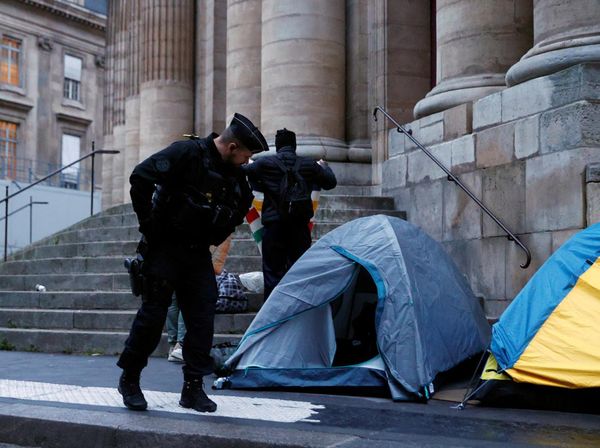 Kerja Keras Polisi Prancis Usir Imigran Jelang Olimpiade